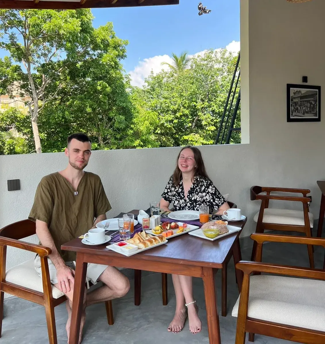 Calm Aruna guest dining